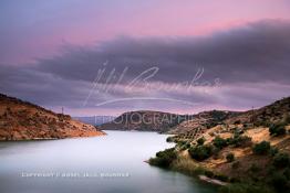 Image du Maroc Professionnelle de  Le Barrage Allal Al Fassi est situé dans la Province de Sefrou sur Oued Sebou avec un volume de stockage de 63.7 Mm3, il contrôle un bassin versant de 5.400 km2. Ce Barrage a été mis en service en 1990. But de l'ouvrage  production d'électricité, irrigation et protection contre les crues, 8 septembre 2005. Photo / Abdeljalil Bounhar) 